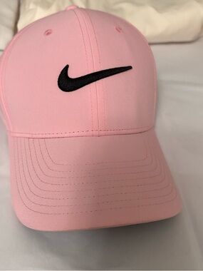 NIKE DRY-FIT  STRUCTURED CLUB CAP, W/ BLACK SWOOSH. UNISEX.